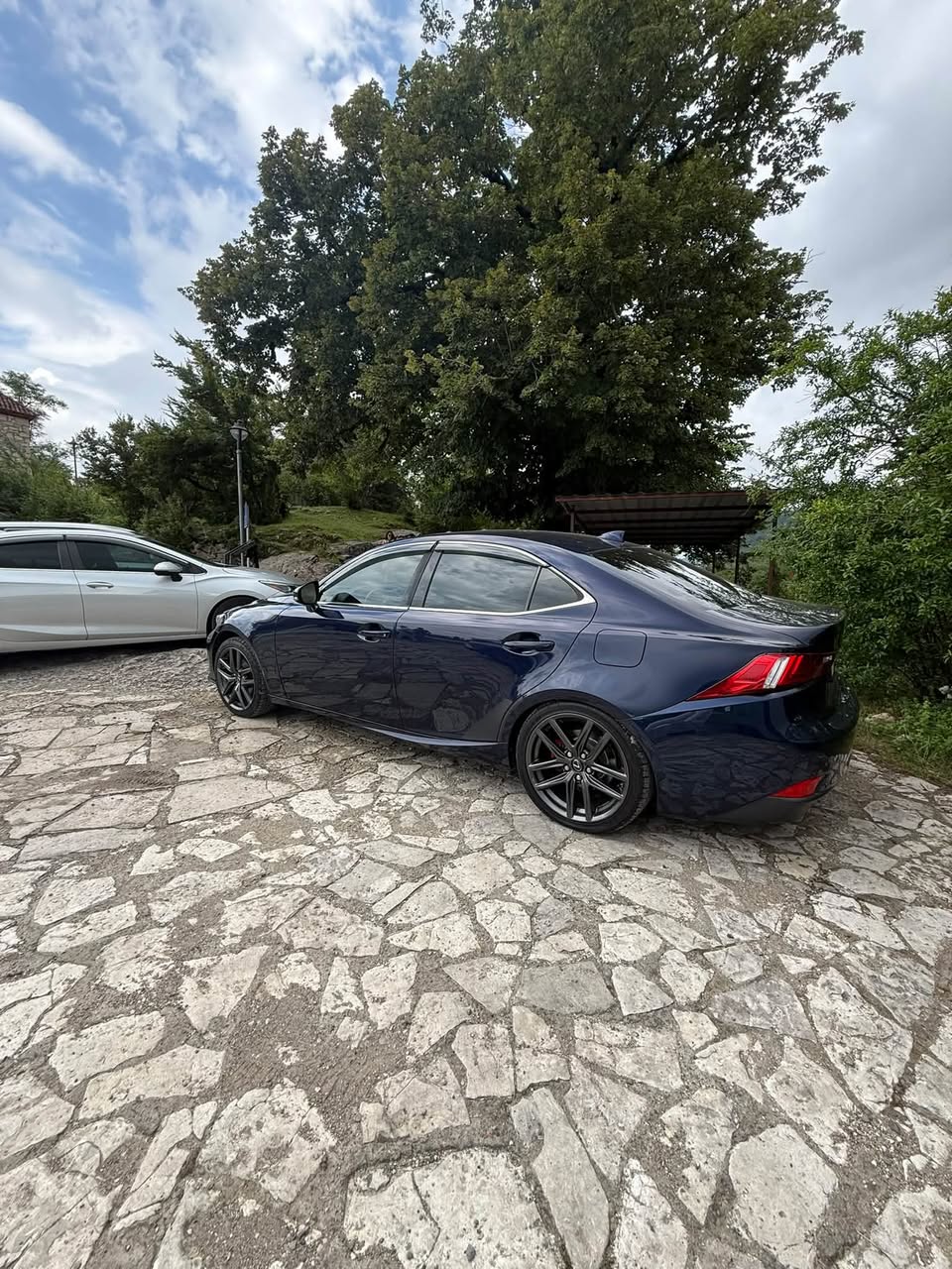 IS 250 2015 — 9,500$