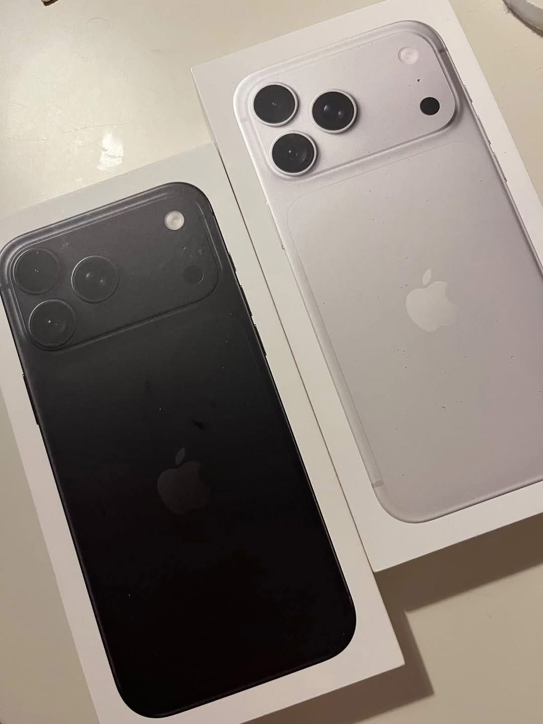 iPhone 18 Pro - qutu dəlilüklü — 3,900₾