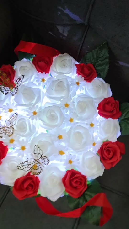 Əl ilə hazırlanmış qızılgül gülləri LED işıqlandırması ilə