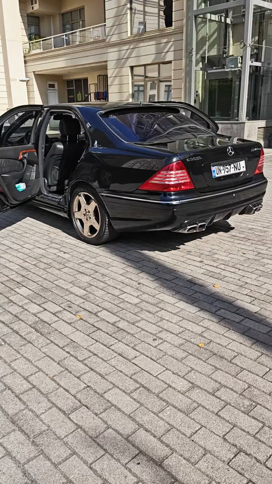 2005 modeli bir otomobil 8.000 dolar giáda.
