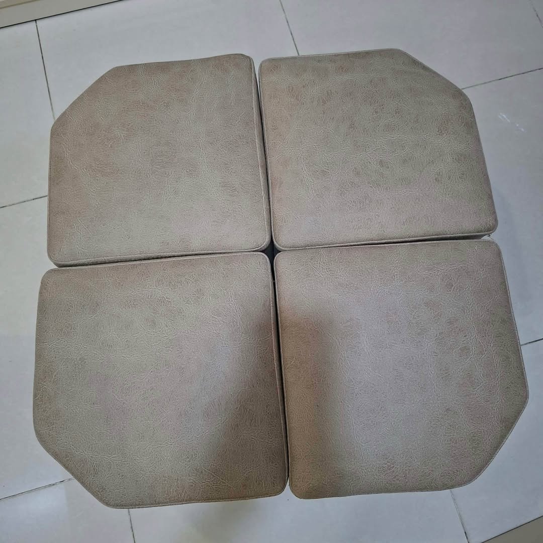 Table with 4 poufs, almost unused