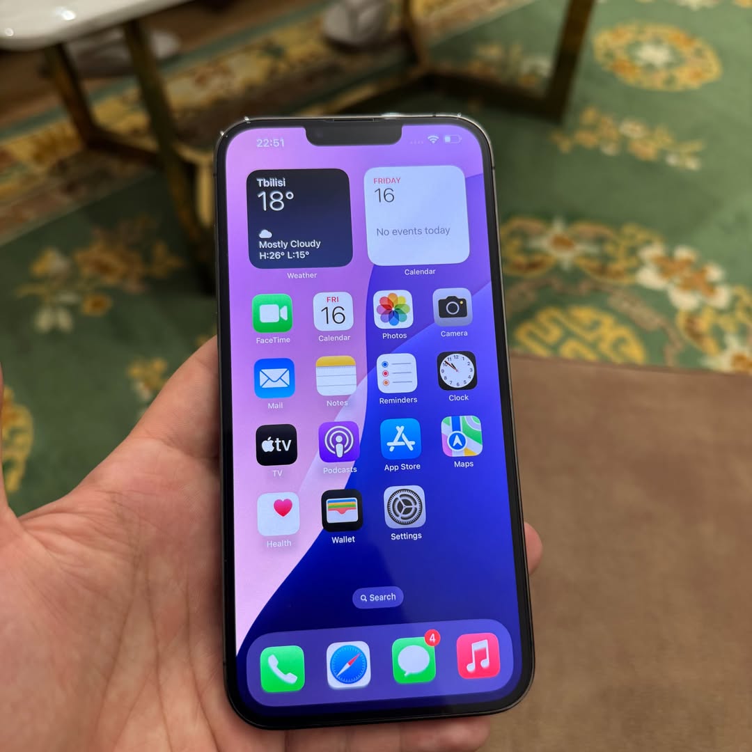 iPhone, ბატარეა 77%, USB კაბელით