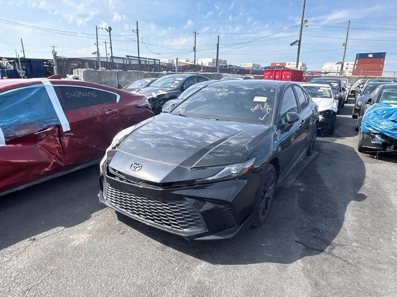 Toyota Camry 2025 — 32,000$