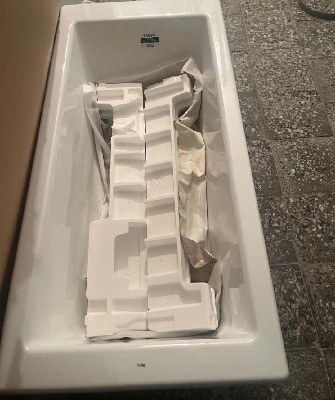 New cast iron bathtub Roca Tampa
