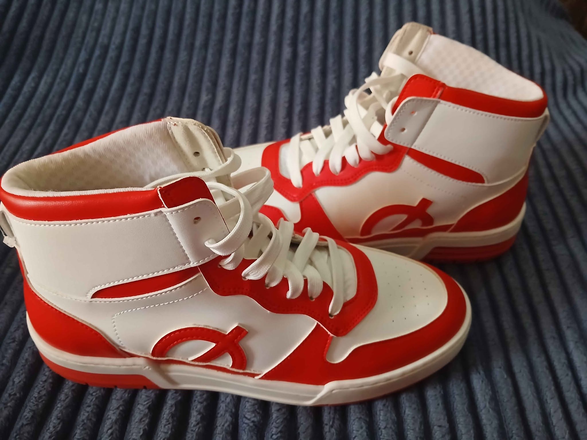 Red and white high-top sneakers, Portuguese