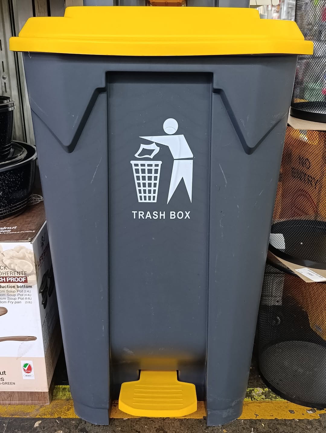 Trash bin 100 litre, yellow lid