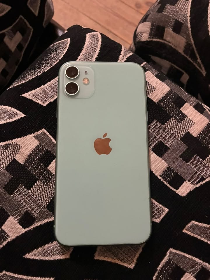 იყიდება iphone 11 არის 70% 128გბ — 450₾