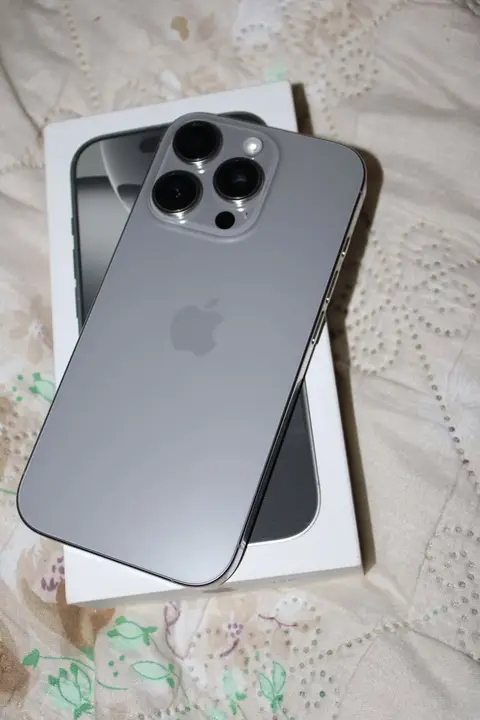 iPhone 16 Pro, 90% battery