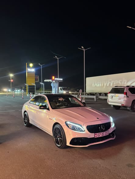 Mercedes-Benz C300 2016 — 20,300$