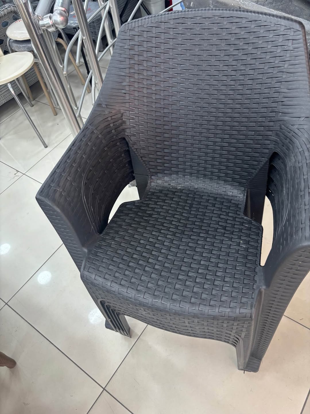 Plastik rattan sandalye, siyah