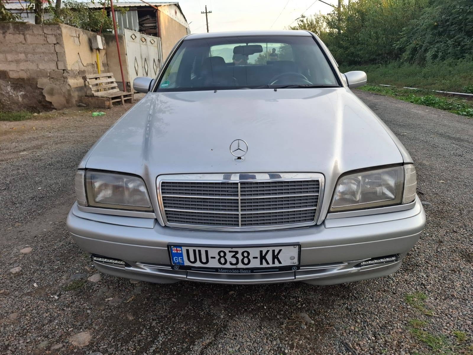 1996 modeli bir otomobil, 2.500 dolar.