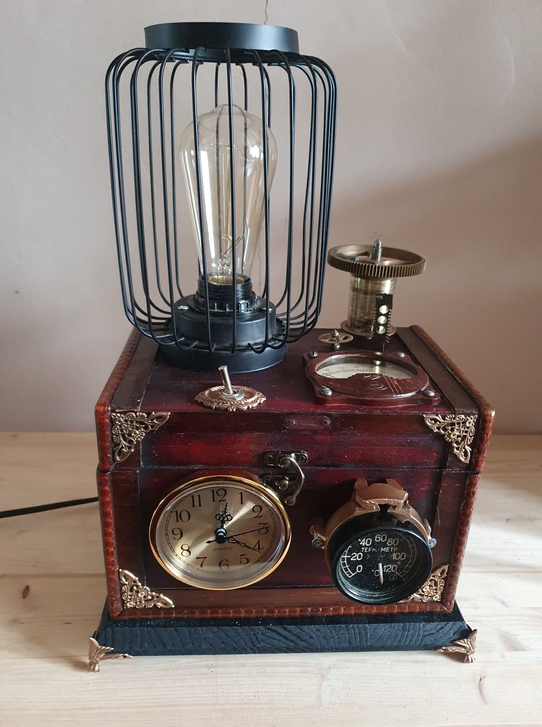 Steampunk დეკორატიული ლამპა საათით
