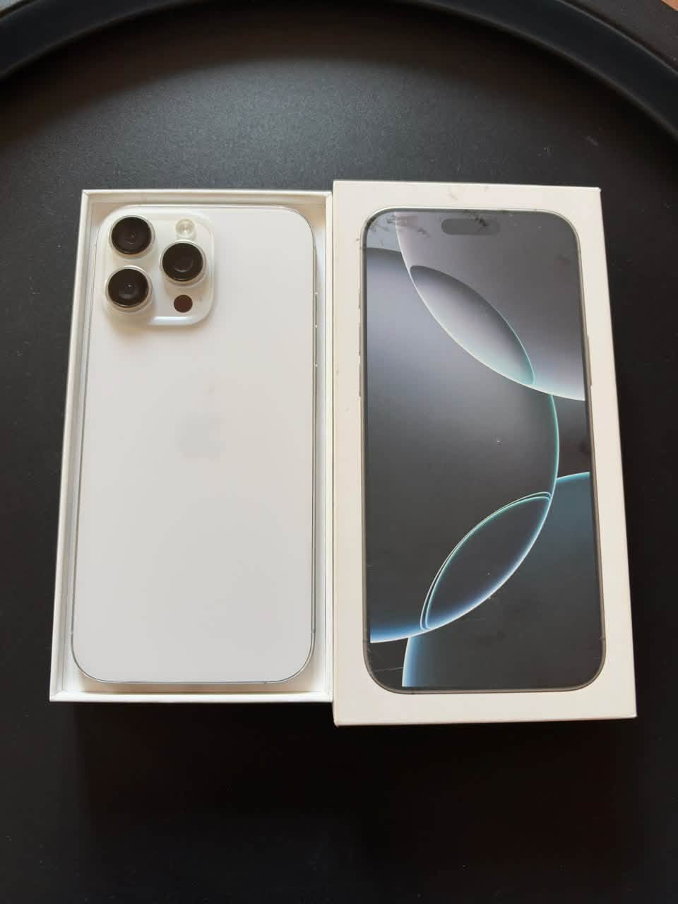 iPhone 16 Pro Max 512GB Gümüş — 2,300₾