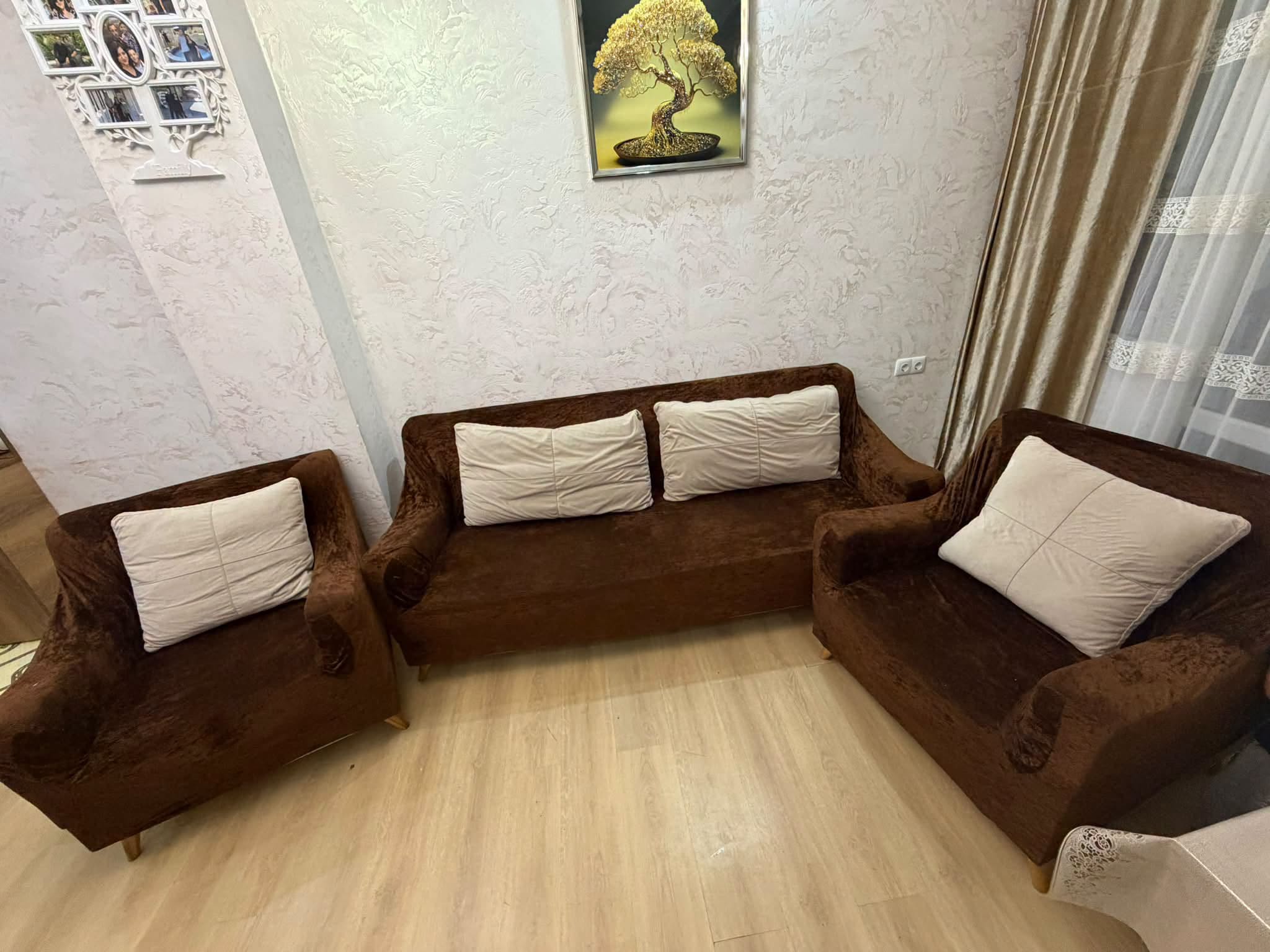 Aile içi üçlü divan satılık, yataklı.