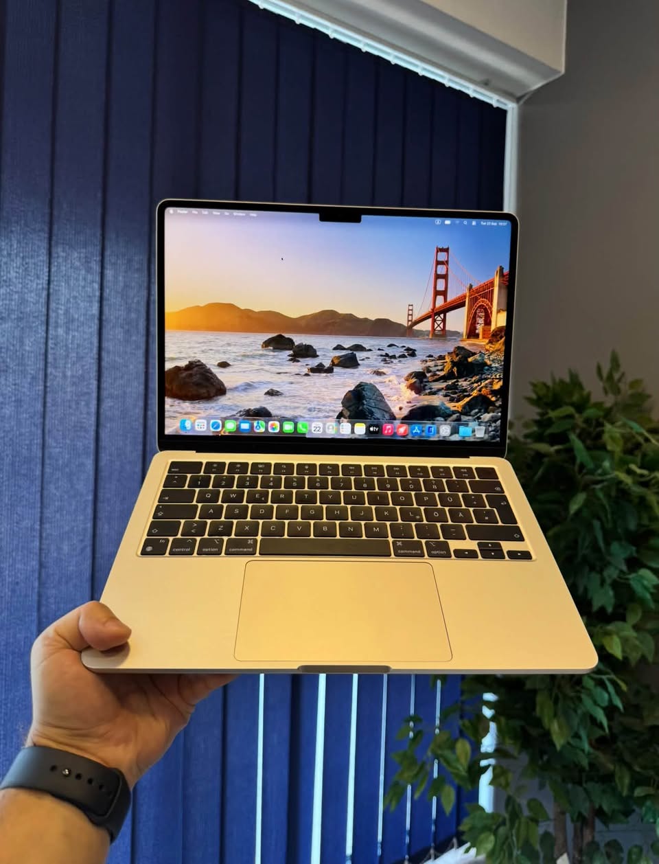 MacBook Air M3 Starlight yüngül, nazik,
