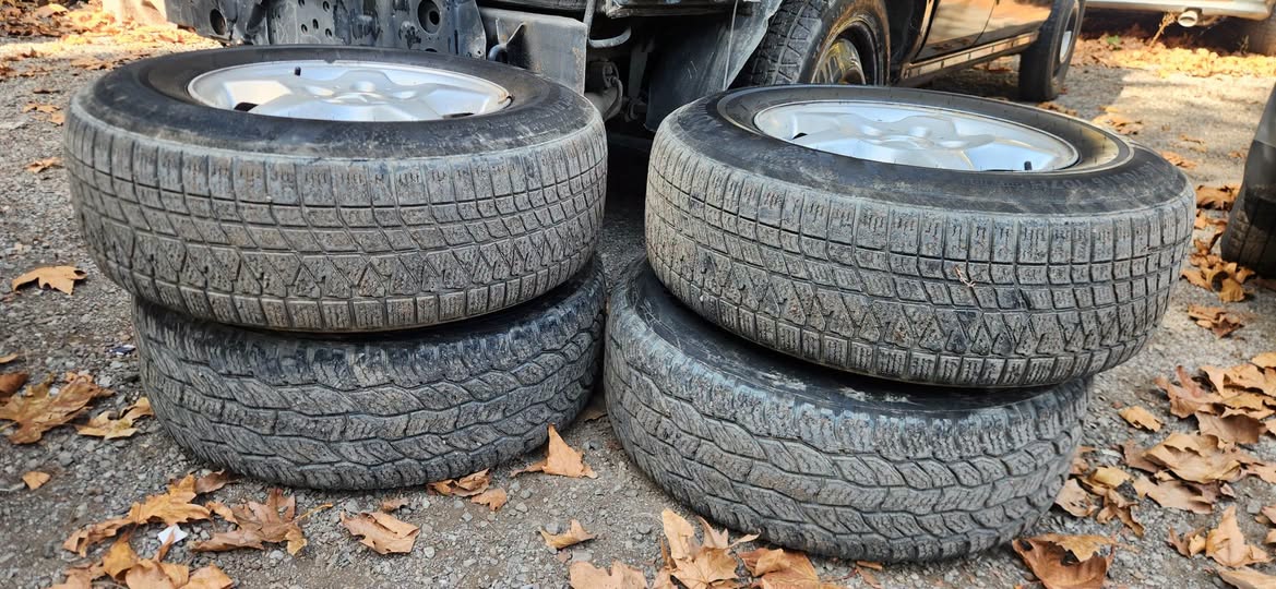 245/70/16 jantlar lastiklerle birlikte 700₾'ye satılır