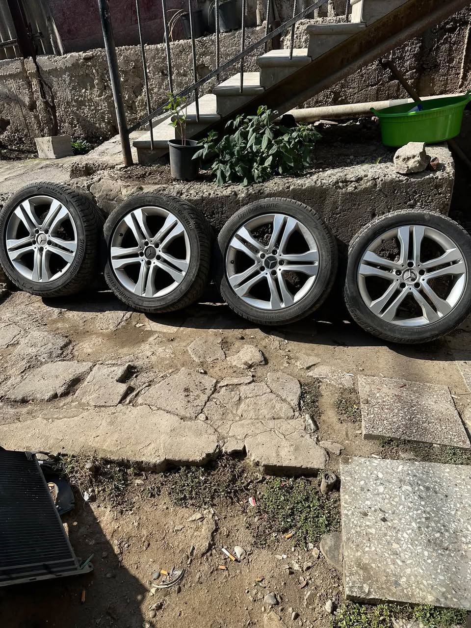 Four unscratched alloy wheels with tyres