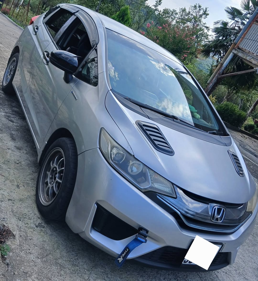 2014-cü il 1.5 mühərrik hibrid satılır. 129km - 6,500$