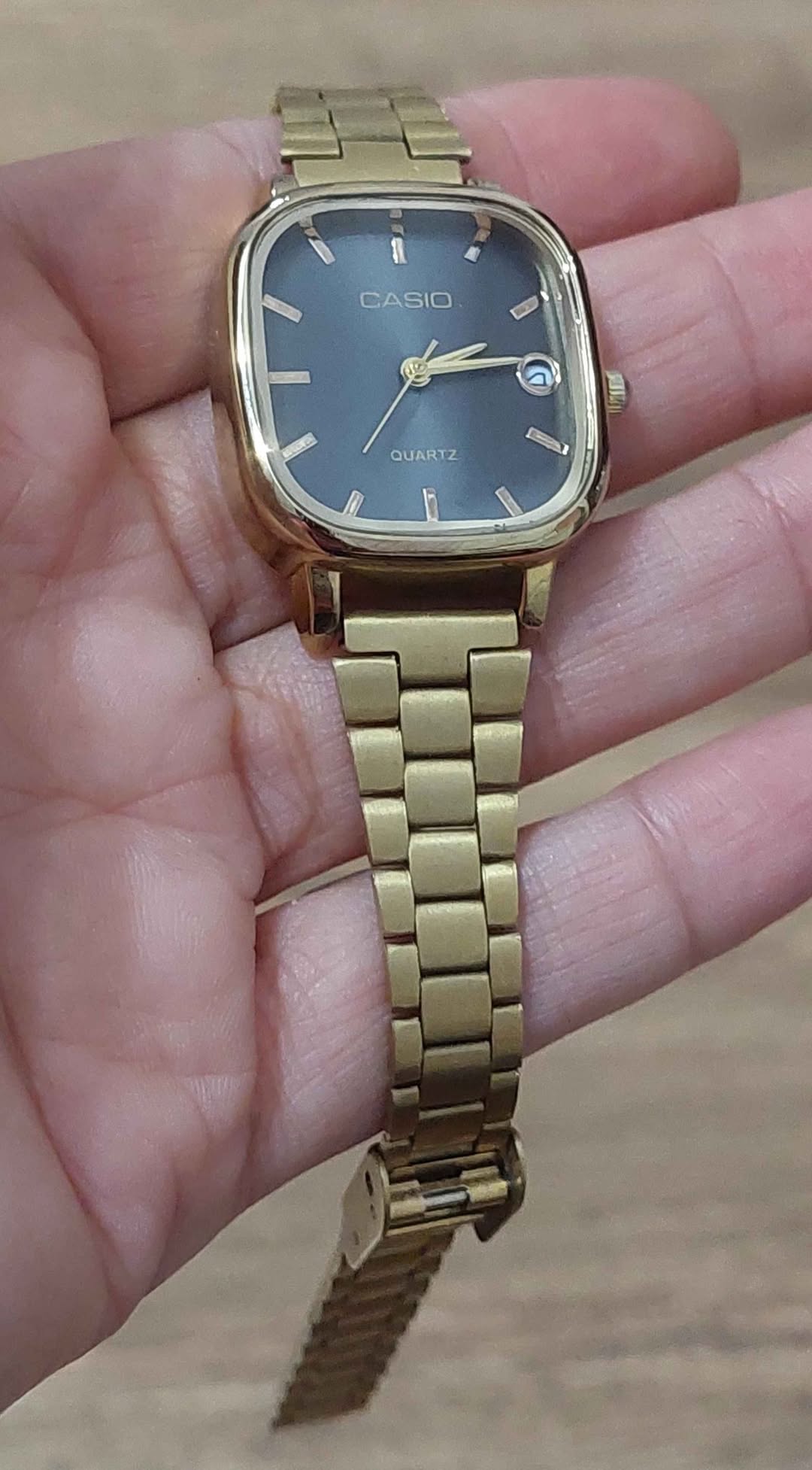 Casio ոսկեգույն ժամացույց