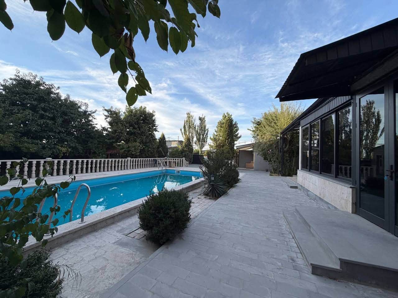 7-room guest house with pool for rent