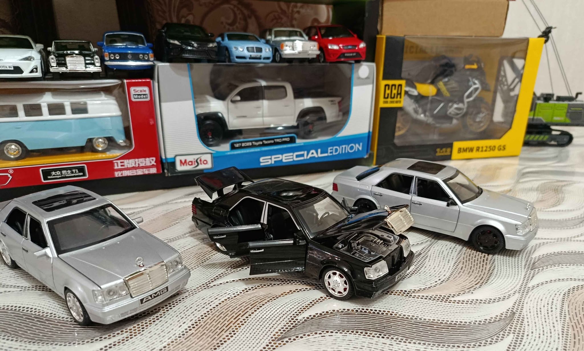 Metal 1/28 scale model cars