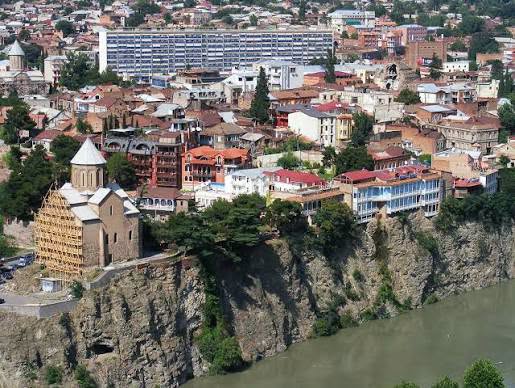 Bahçenizin çim bakımı ve düzenlenmesini öneriyoruz. Çim