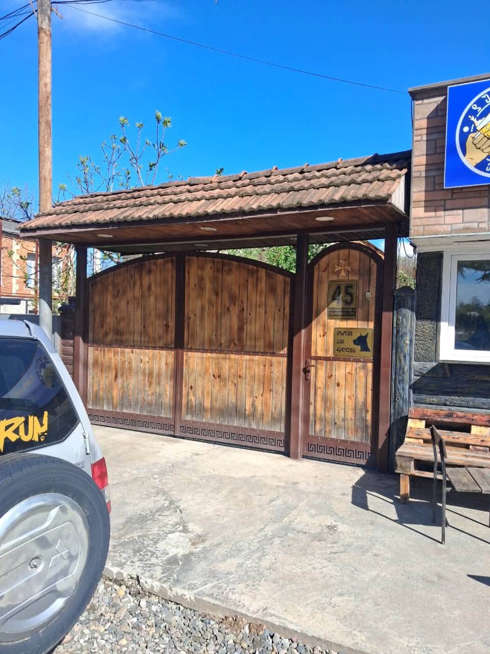 2 katlı özel dairenin 2. katı kiraya verilir - 1,300₾