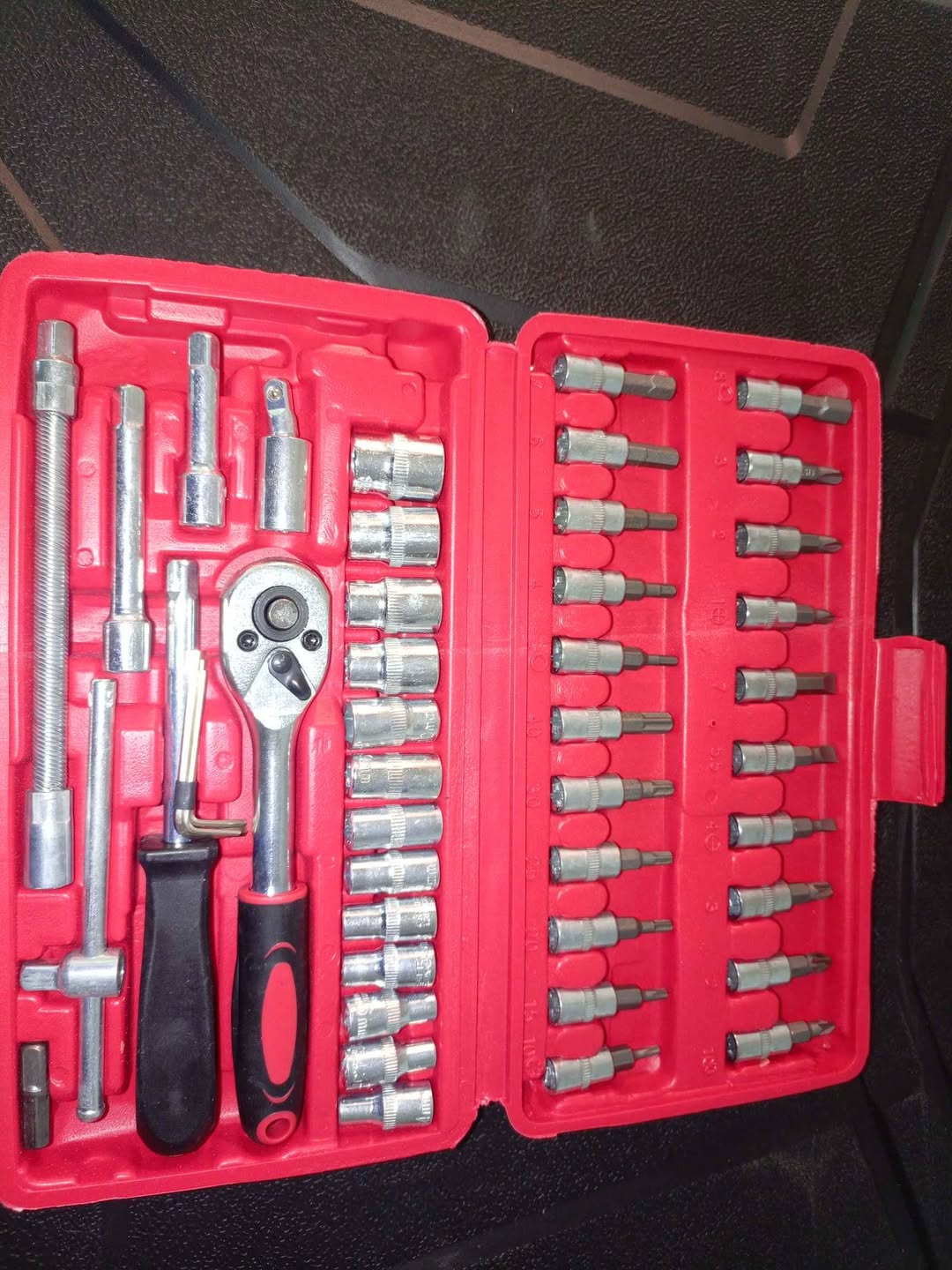 Socket wrench set with ratchet and bits