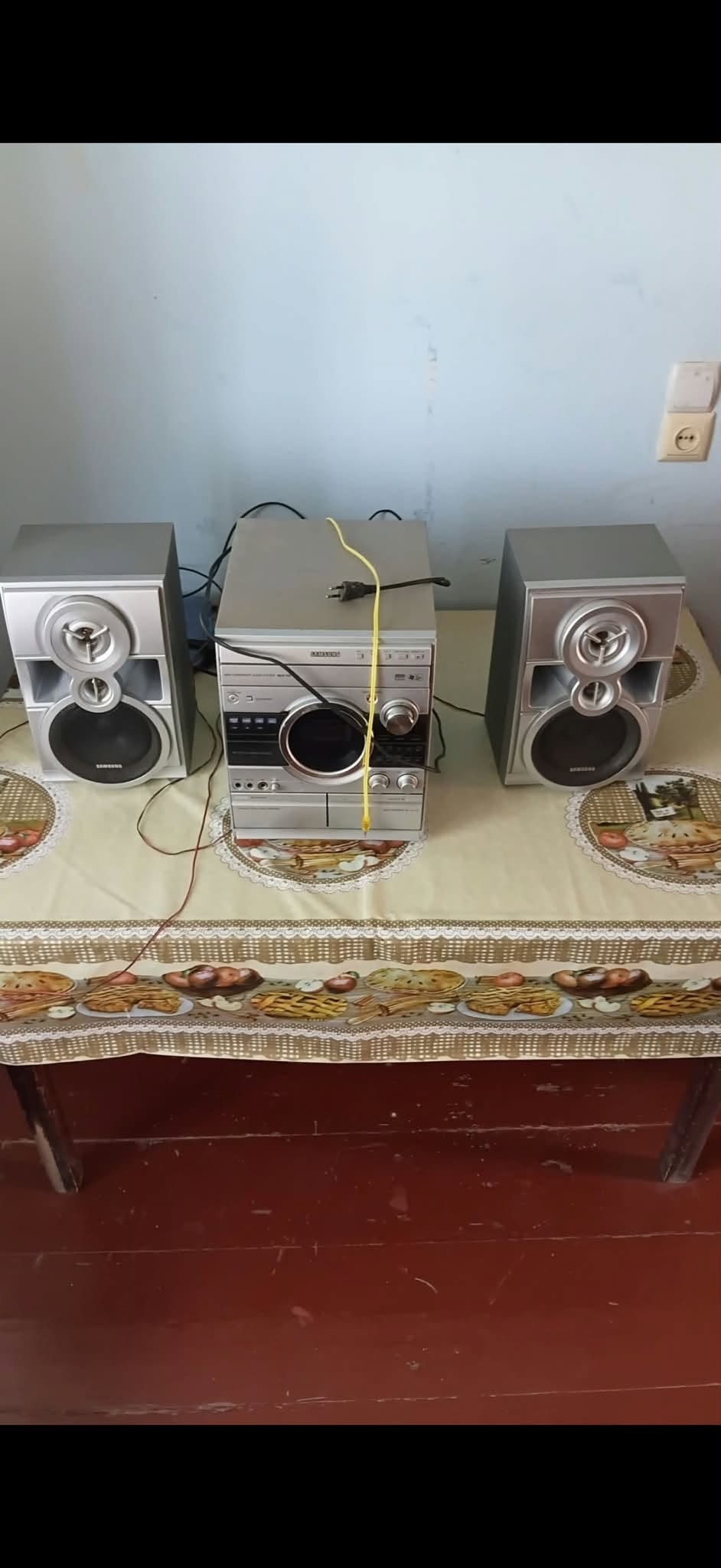 Samsung stereo sistemi ile iki hoparlör