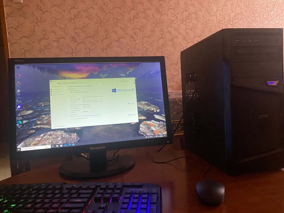 Şəxsi kompüter monitorla