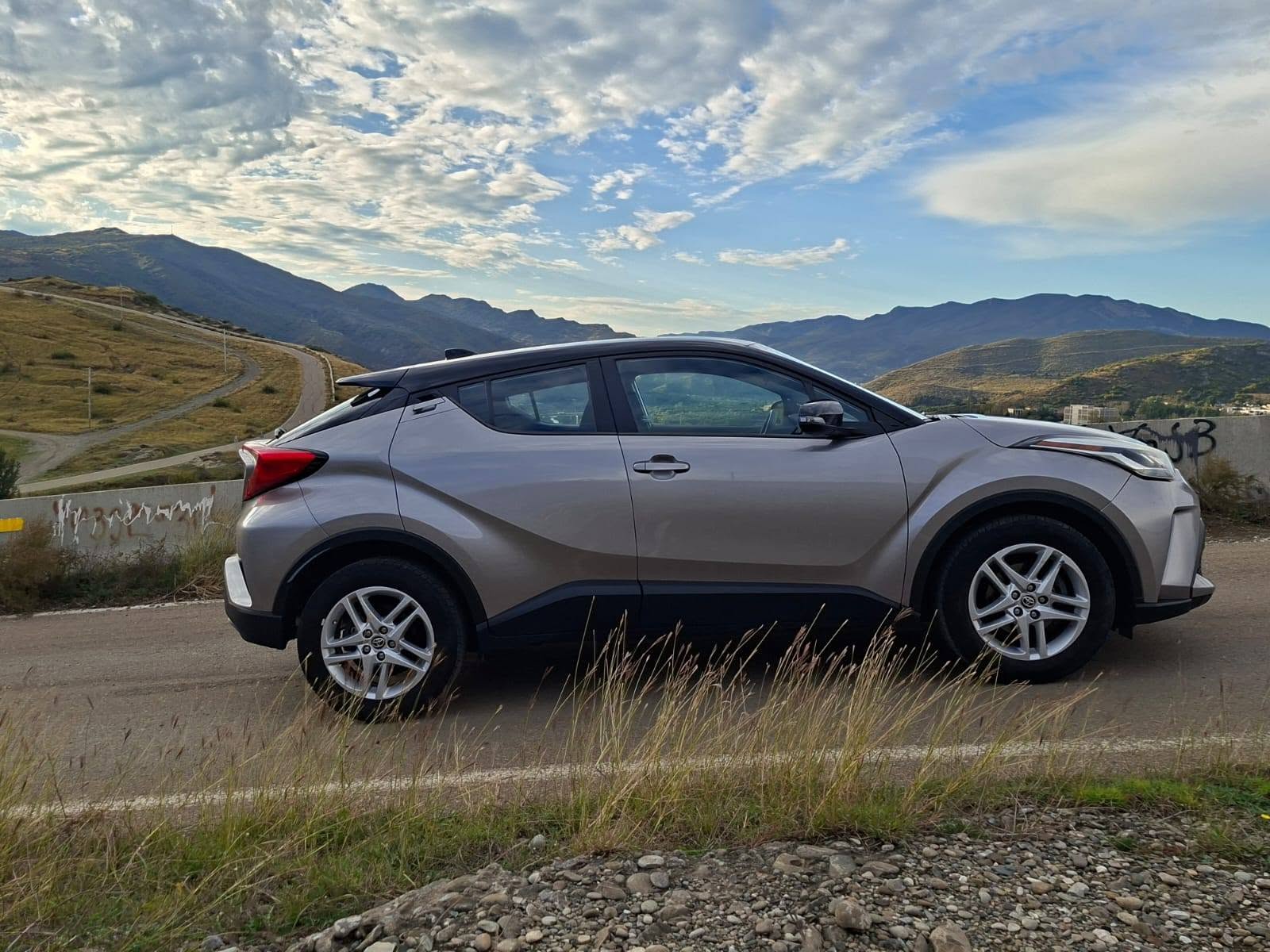 იყიდება Toyota C-HR იდეალურ მდგომარეობაში, ტექნიკურად — 12,500$