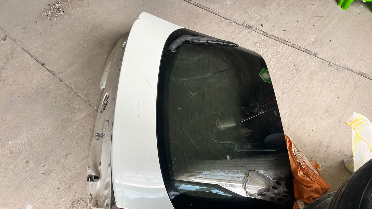 Четвертое поколение Багажник повреждён оригинал 150