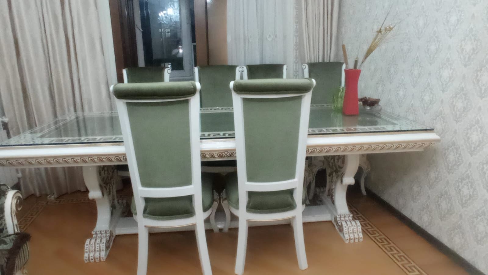 Table and chairs for 600 manat