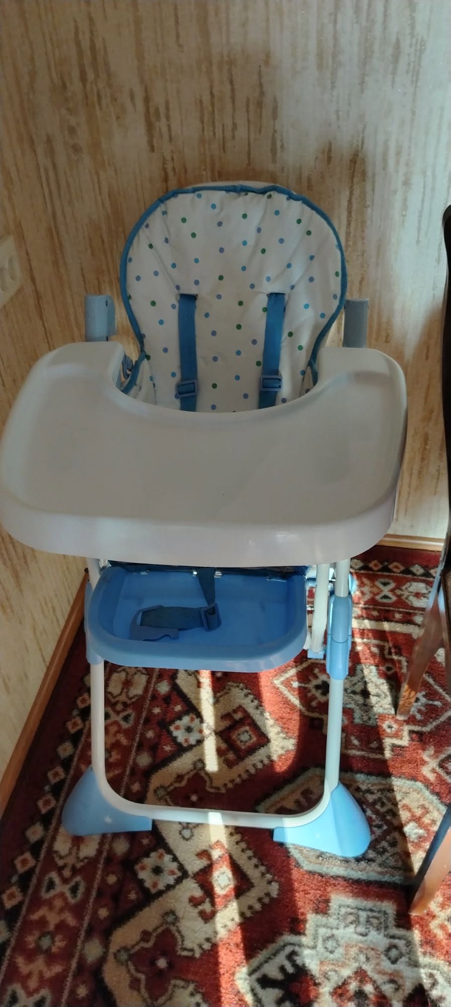 Çocuk masa sandalyesi 50 lari. Kutaisi'de satılık.