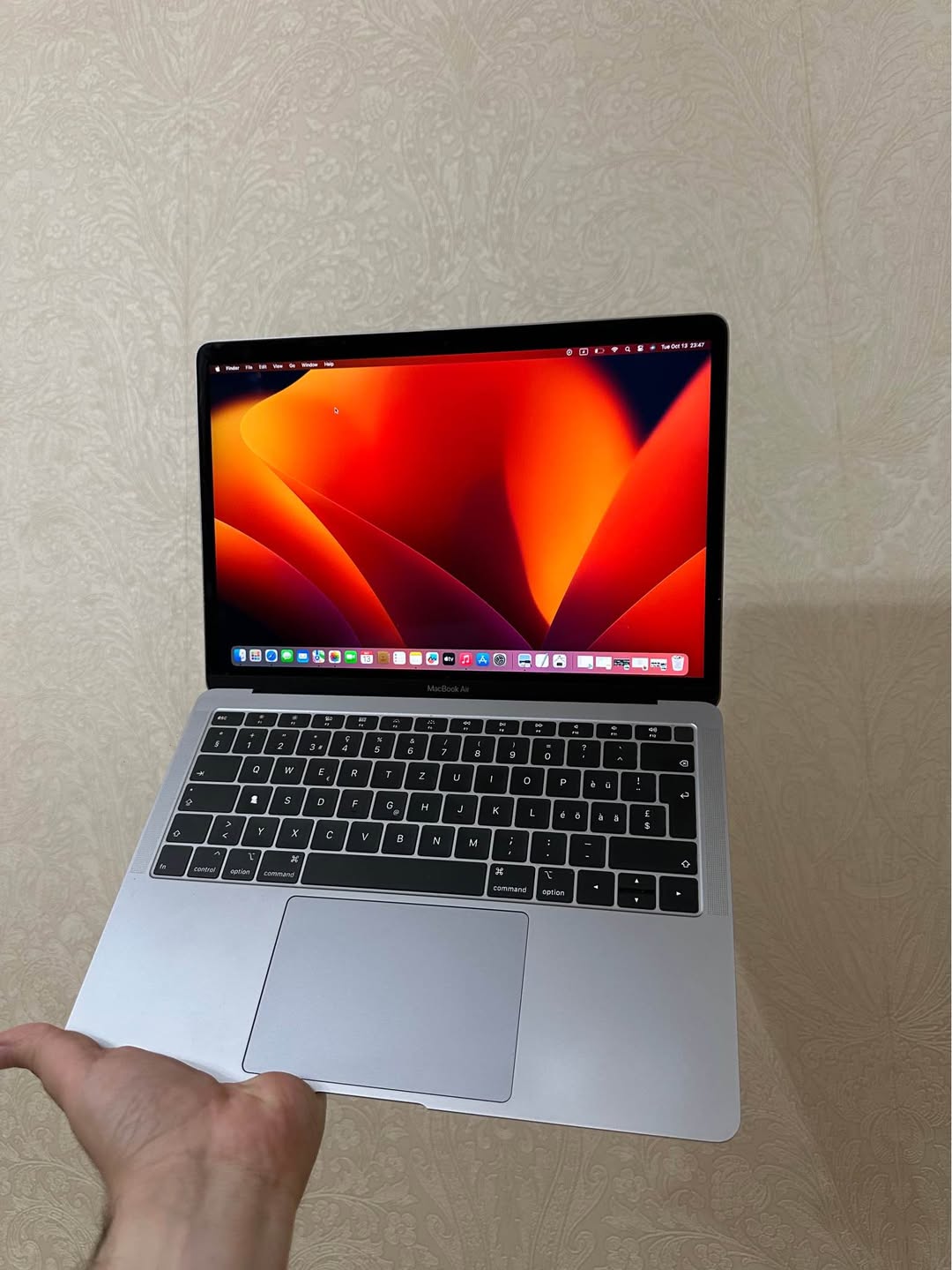 Macbook Air 2018 8/256GB მუშაობს გამართულად!