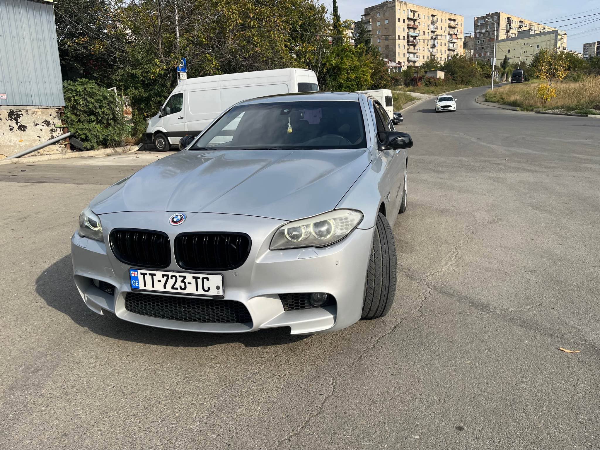 Վաճառվում է BMW 2011թ 2.0 լիտր սերվիսով