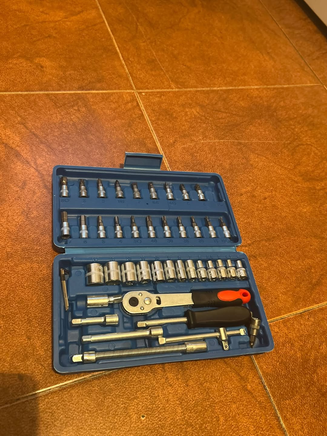 Socket wrench set with bits