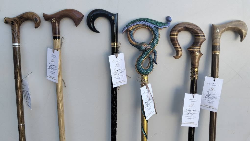 El işçiliği değerli ağaçlardan yapılan bastonlar