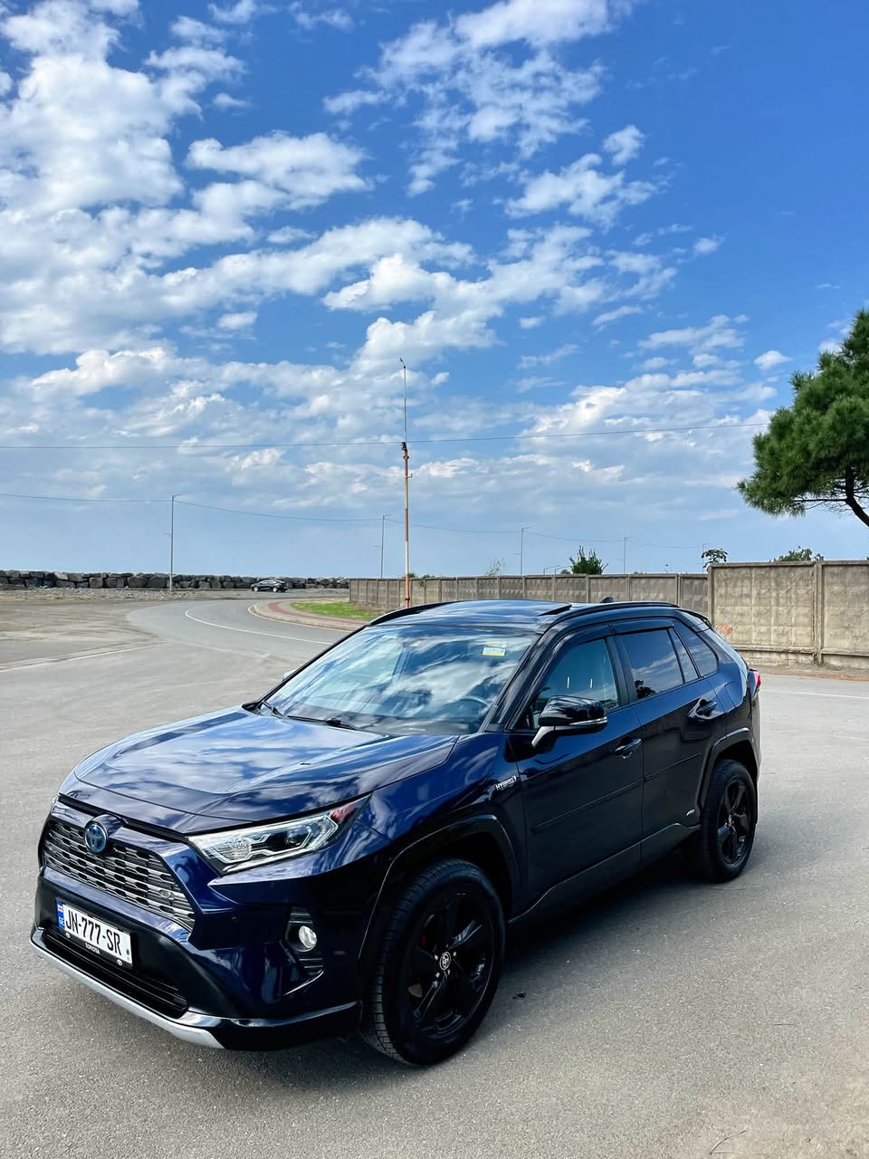 Toyota RAV4 Hybrid XSE 2020 — 21,000$
