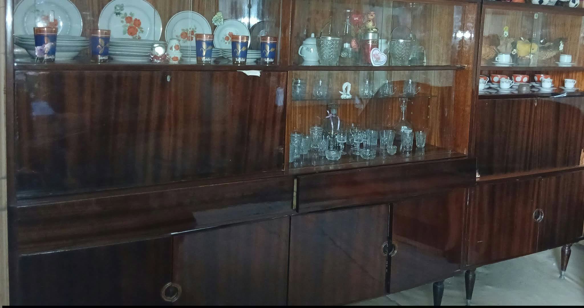 Փայտե սպասքի պահարան, ապակեպատ