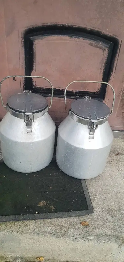 İki 20-litre alüminyum süt tenekesi