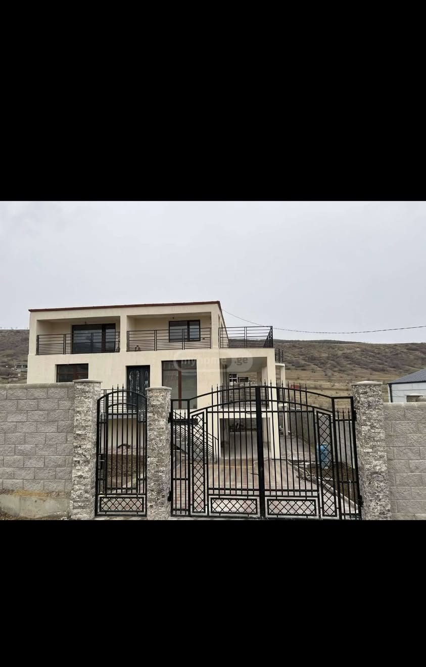 Վաճառքի է 3-հարկանի անհատական տուն Լիսի լճի մոտ՝ 400,000$