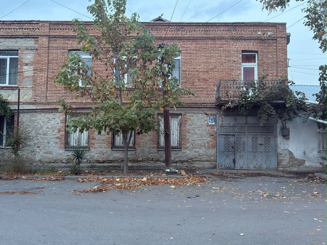 სახლი, გორი — $450