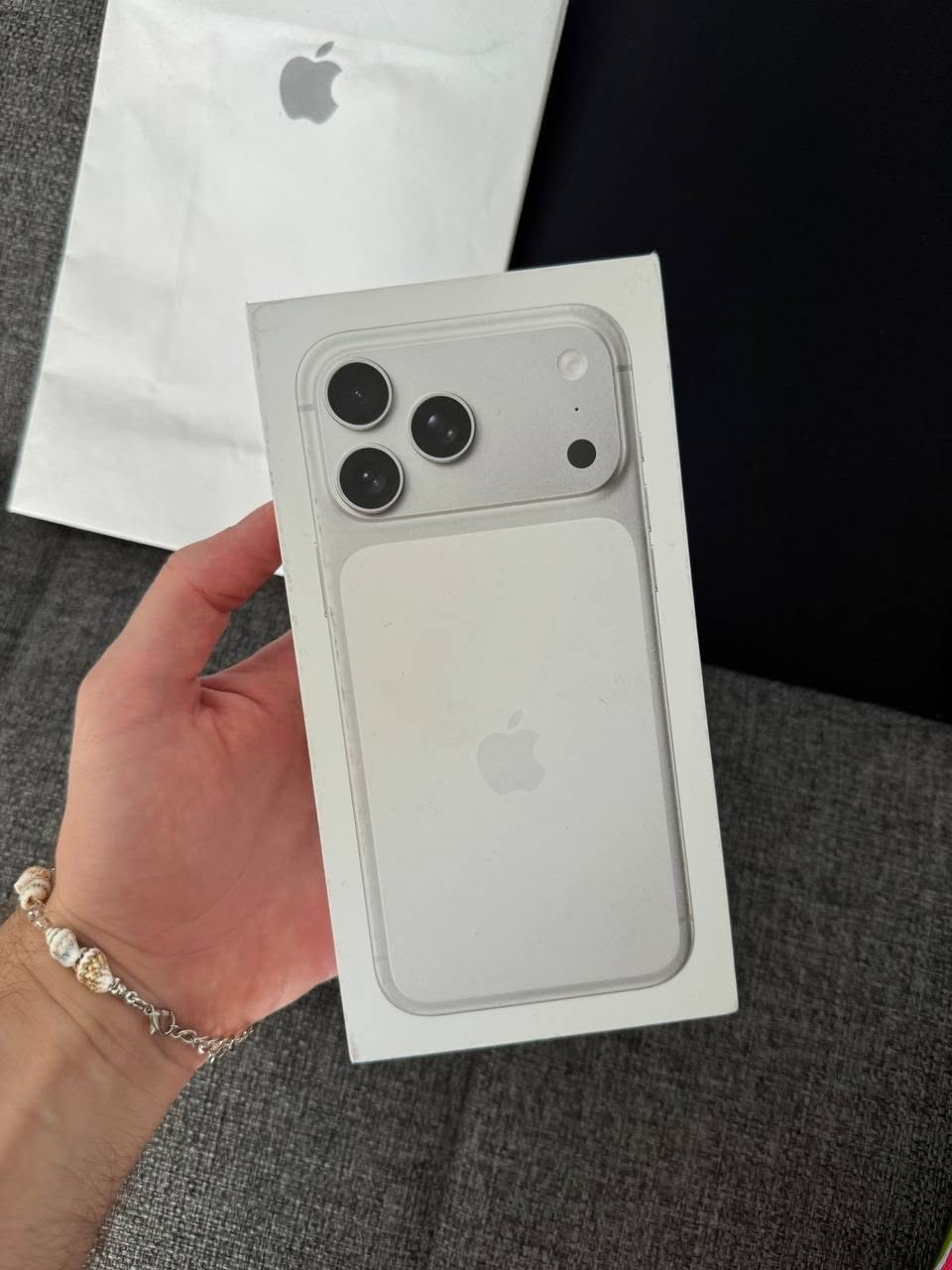 Վաճառում եմ Iphone 17 Pro Max 512gb — 1,650$
