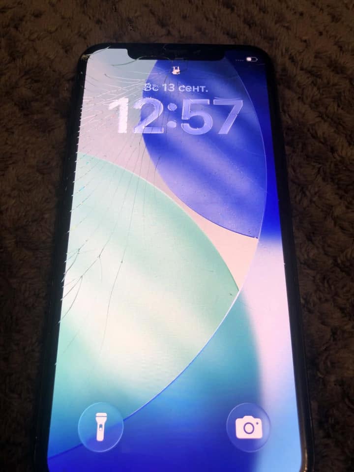 iPhone 11 Pro 64GB, cracked screen