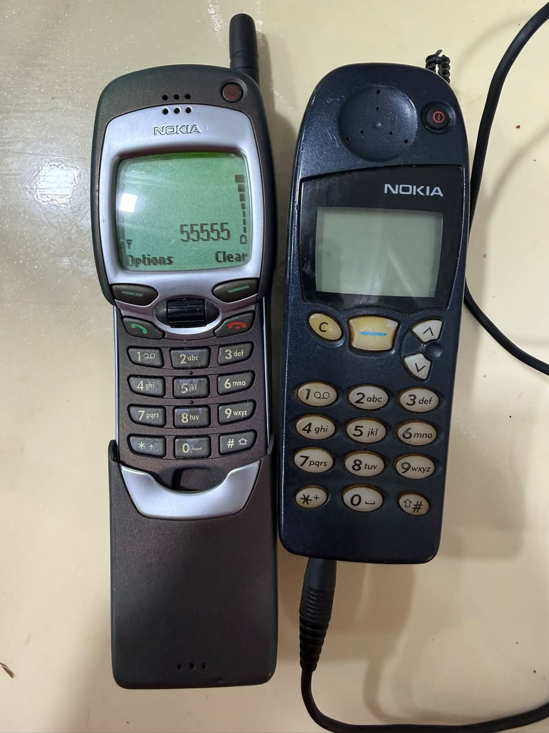 Köhnə Nokia mobil telefonlar, iki ədəd