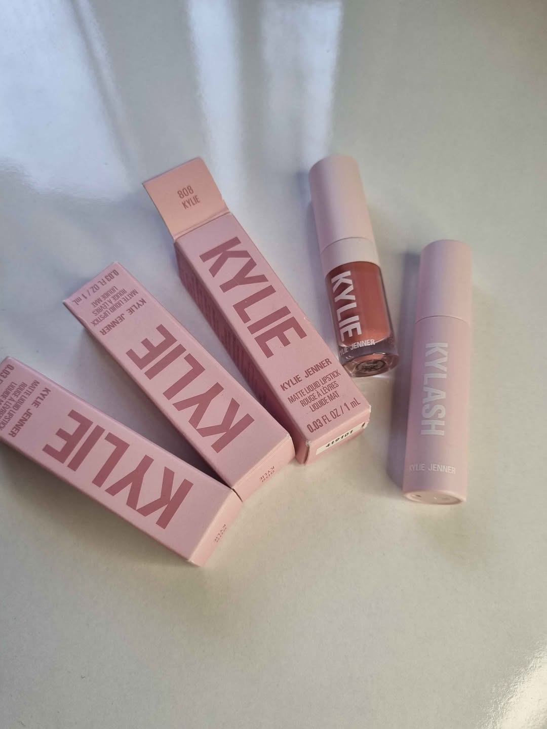 Kylie matte dudak parlatıcısı ve farı