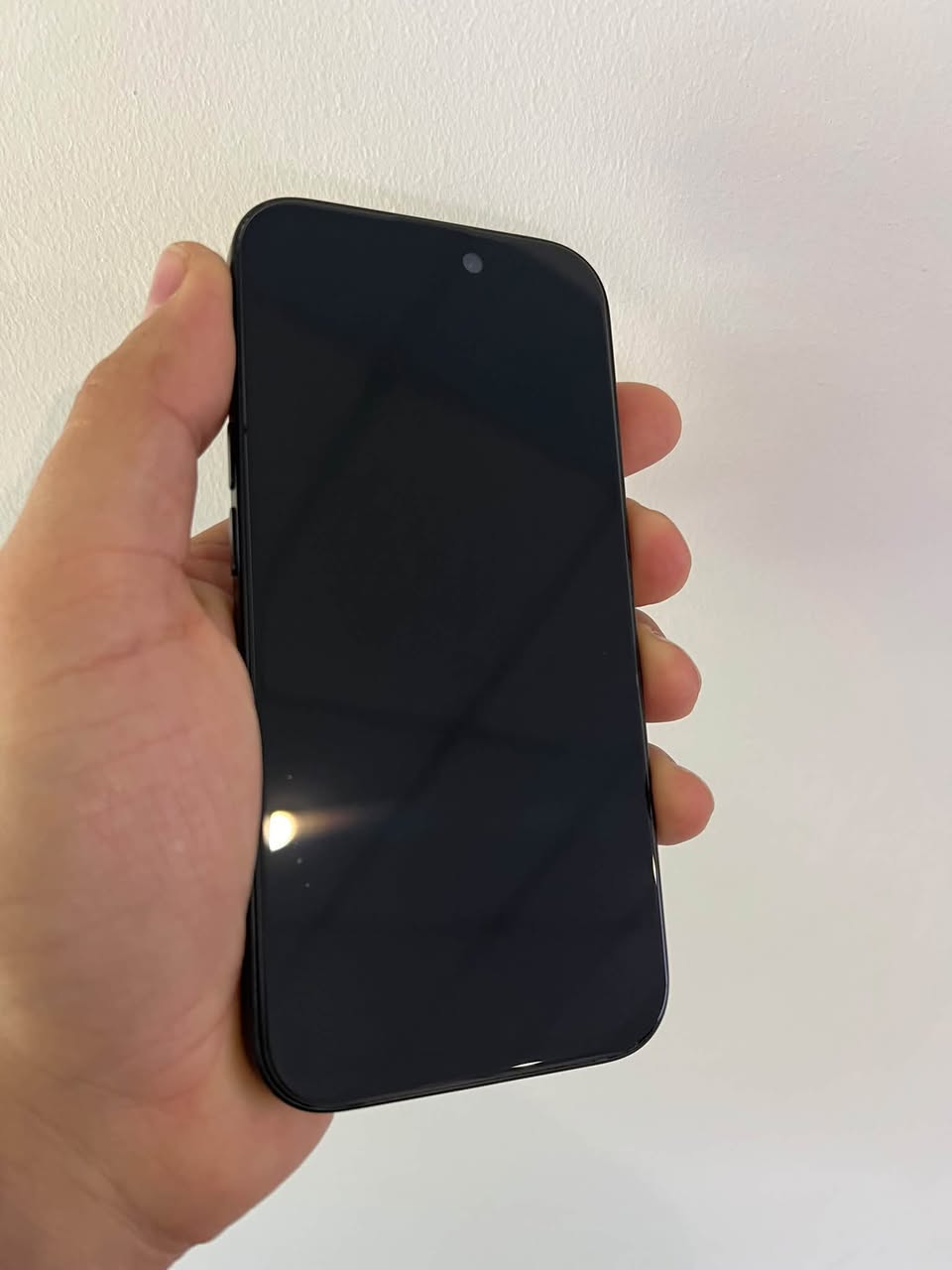 Стоит iPhone 15 — 128ГБ — 165 000 Rubлей