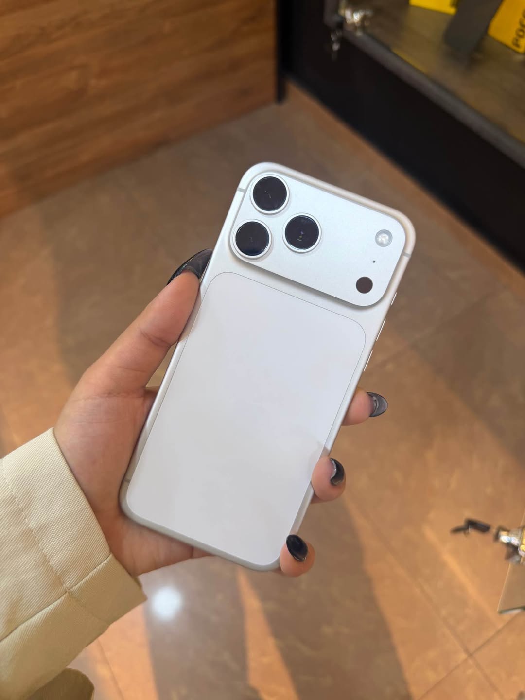 iPhone 17 Pro Max 256GB — 390,000 AMD