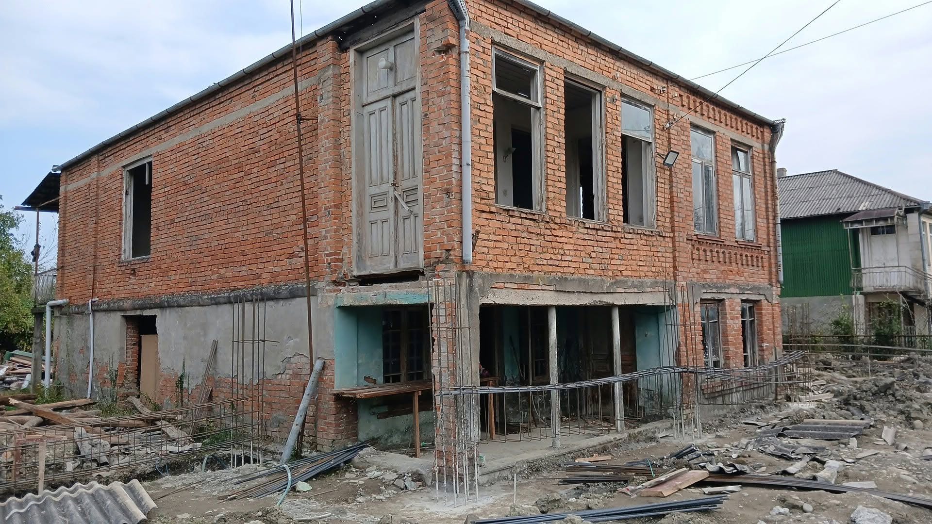 Этот дом сносится и продается как вторичное жилье